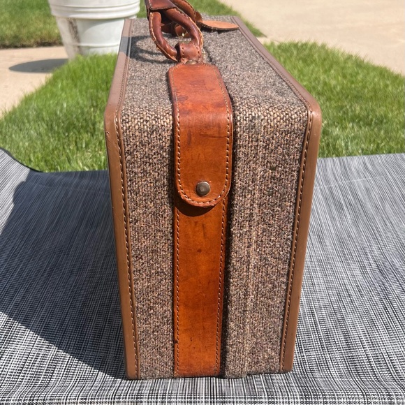 Great Description About Vintage Tweed Suitcase